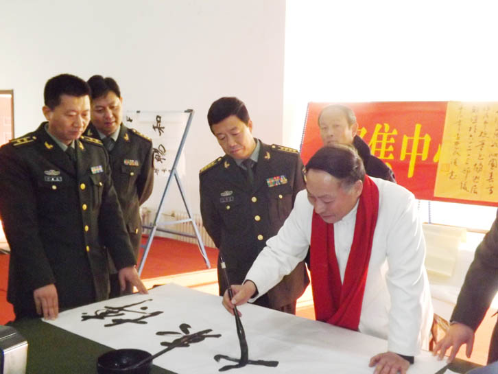 我市书法家李选民率市硬笔书法家协会走进军营(临汾日报)